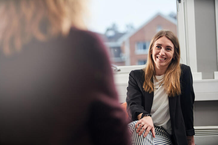 Samtale med ung kvinne