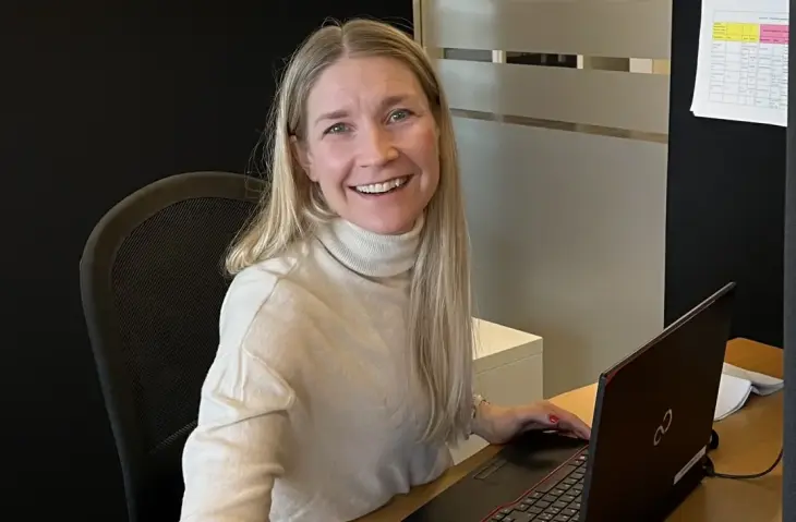 Kvinne jobber ved PC